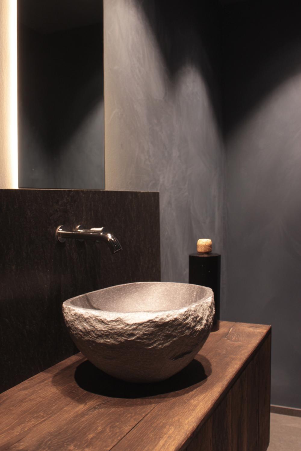 21. Toilet inspiratie met natuursteen waskom en donker houten planchet