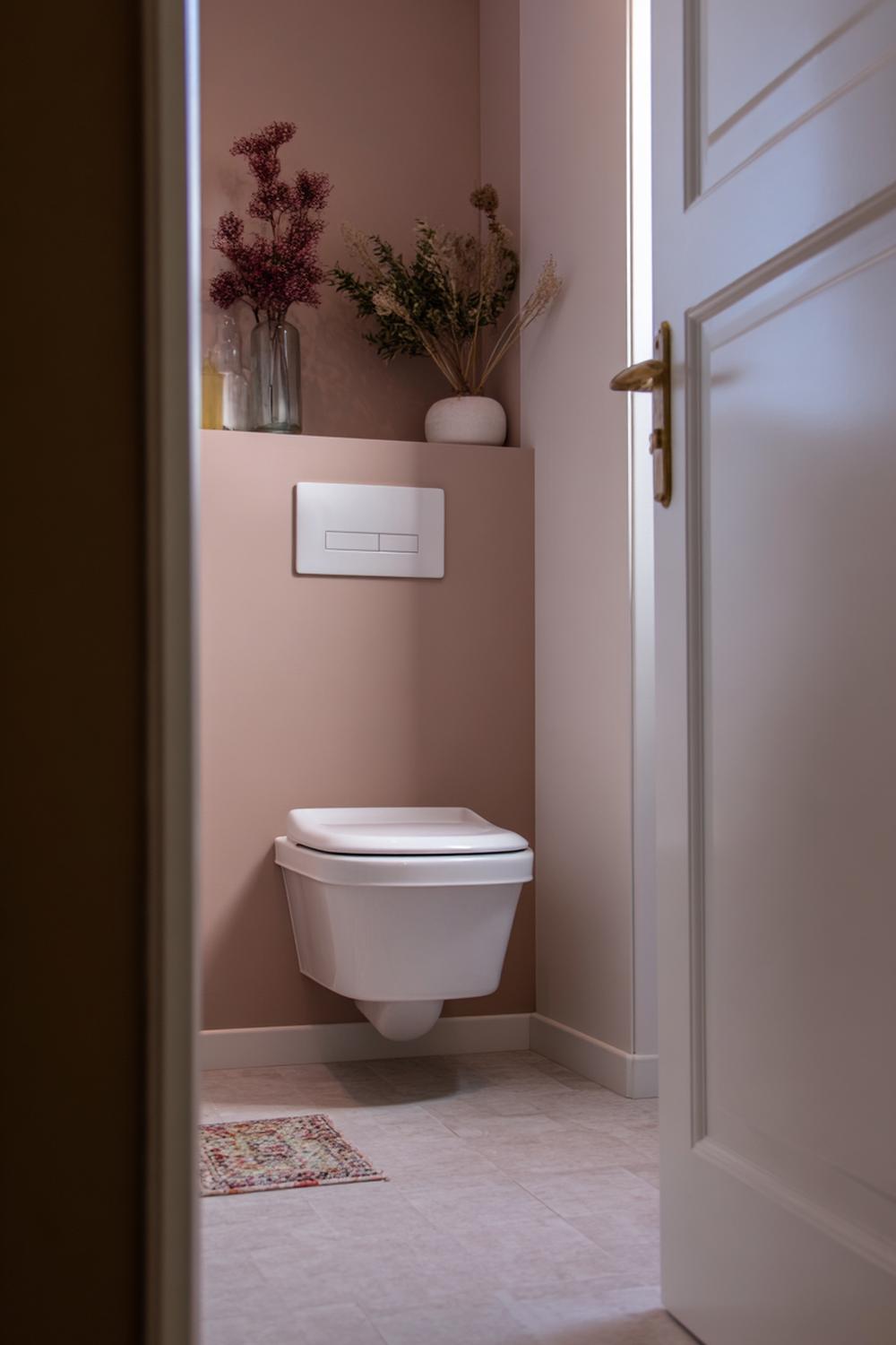 22. Toilet inspiratie met speelse kleurblokken en afgeronde verfboog