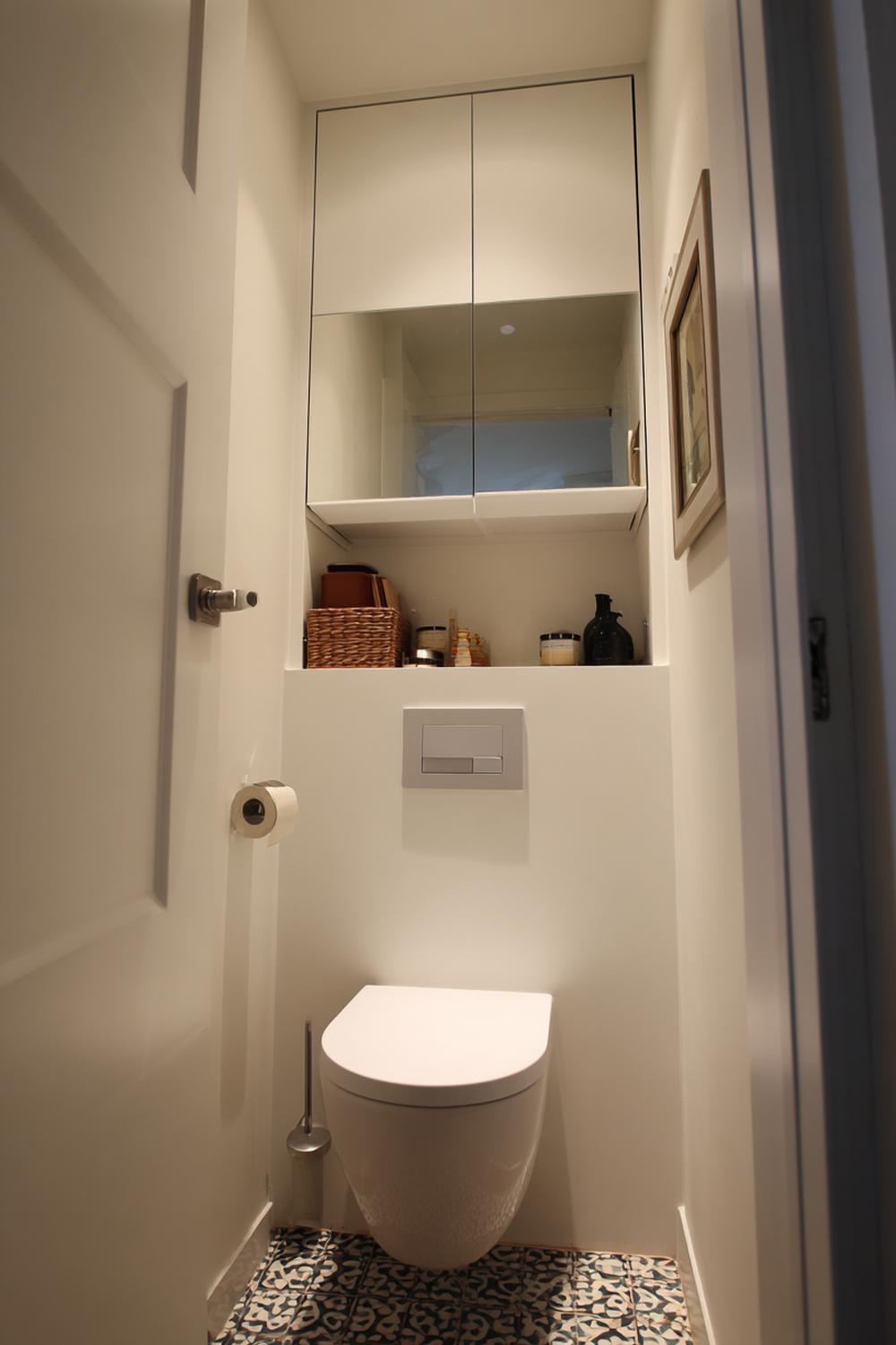 23. Toilet inspiratie met compacte spiegelkast en verborgen opbergruimte