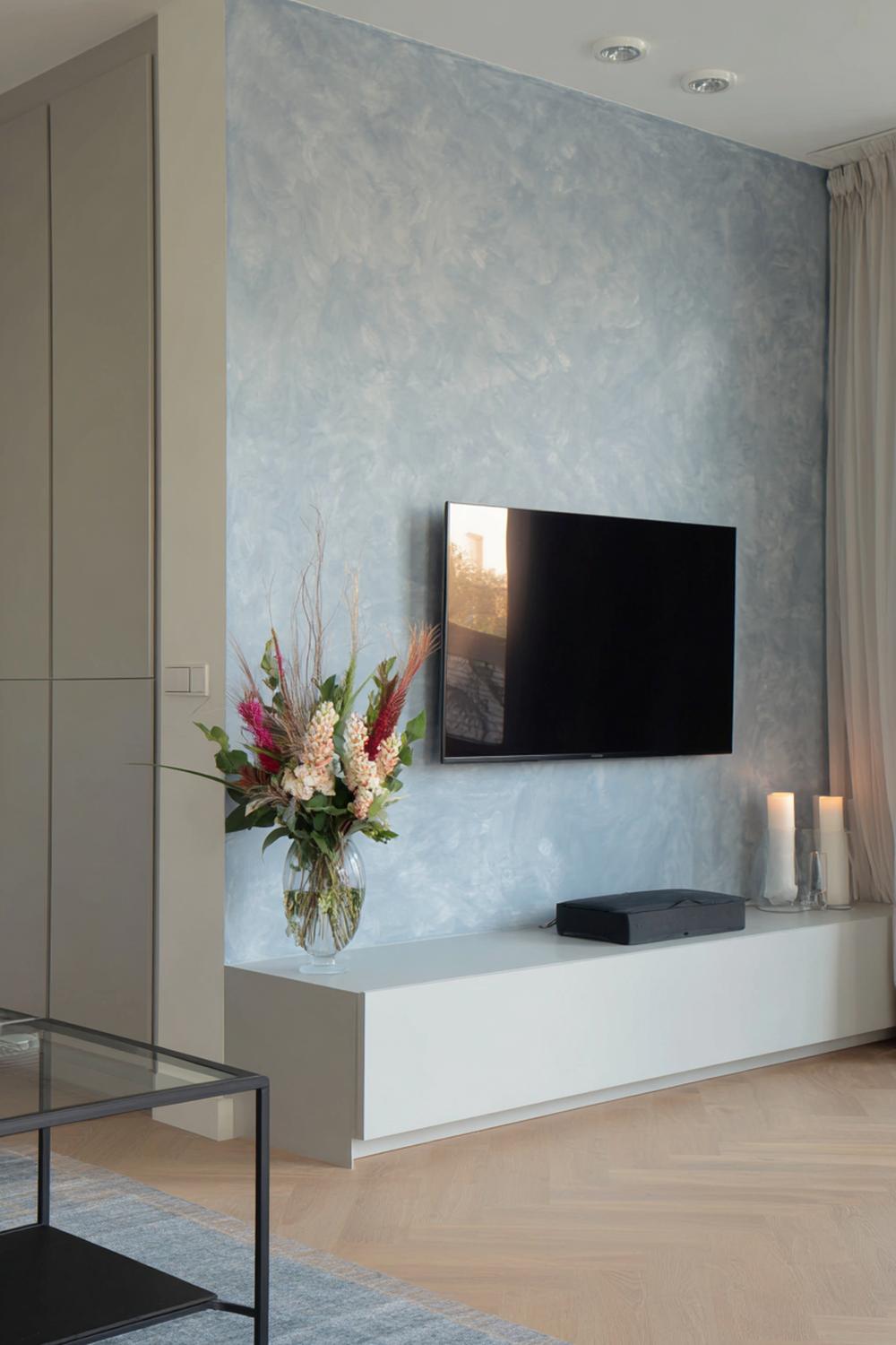 12. Tv wand ontwerp met gekleurde kalkverf en zachte overgangen