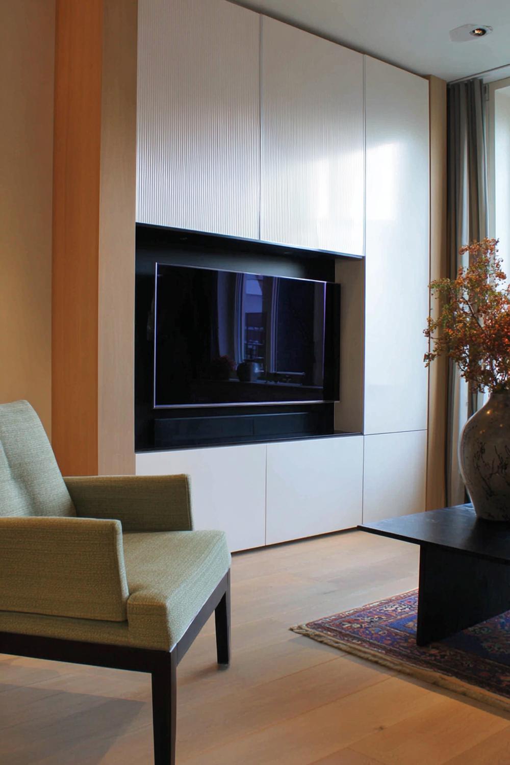 13. Tv wand ontwerp met ribbelglas schuifpanelen voor techniek