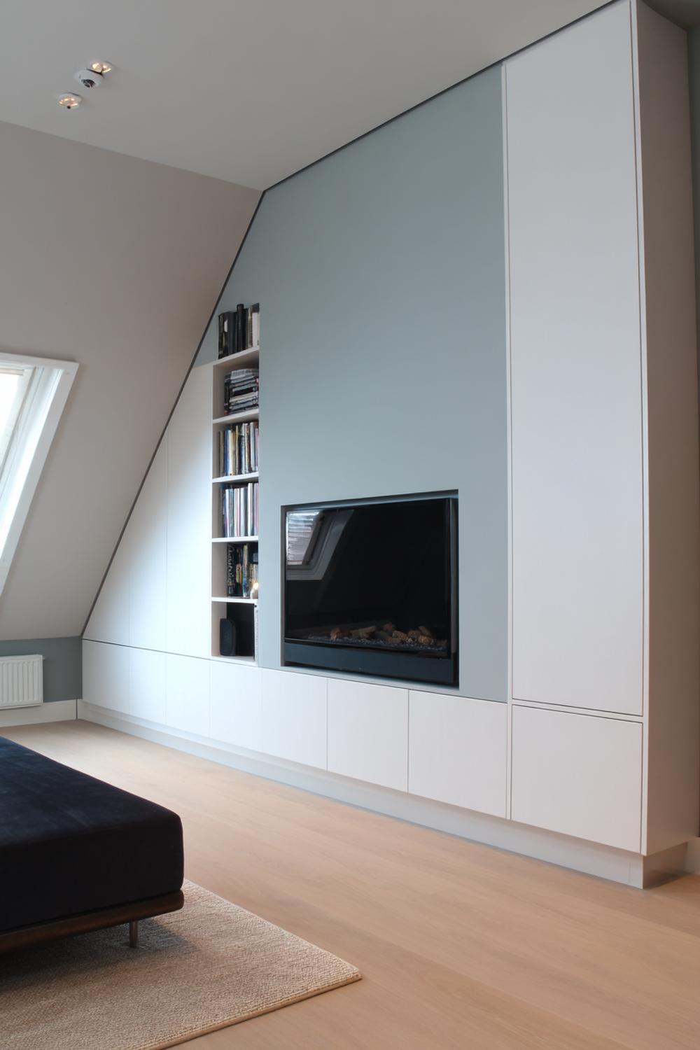 18. Tv wand ontwerp met schuine wand en maatwerk op zolder