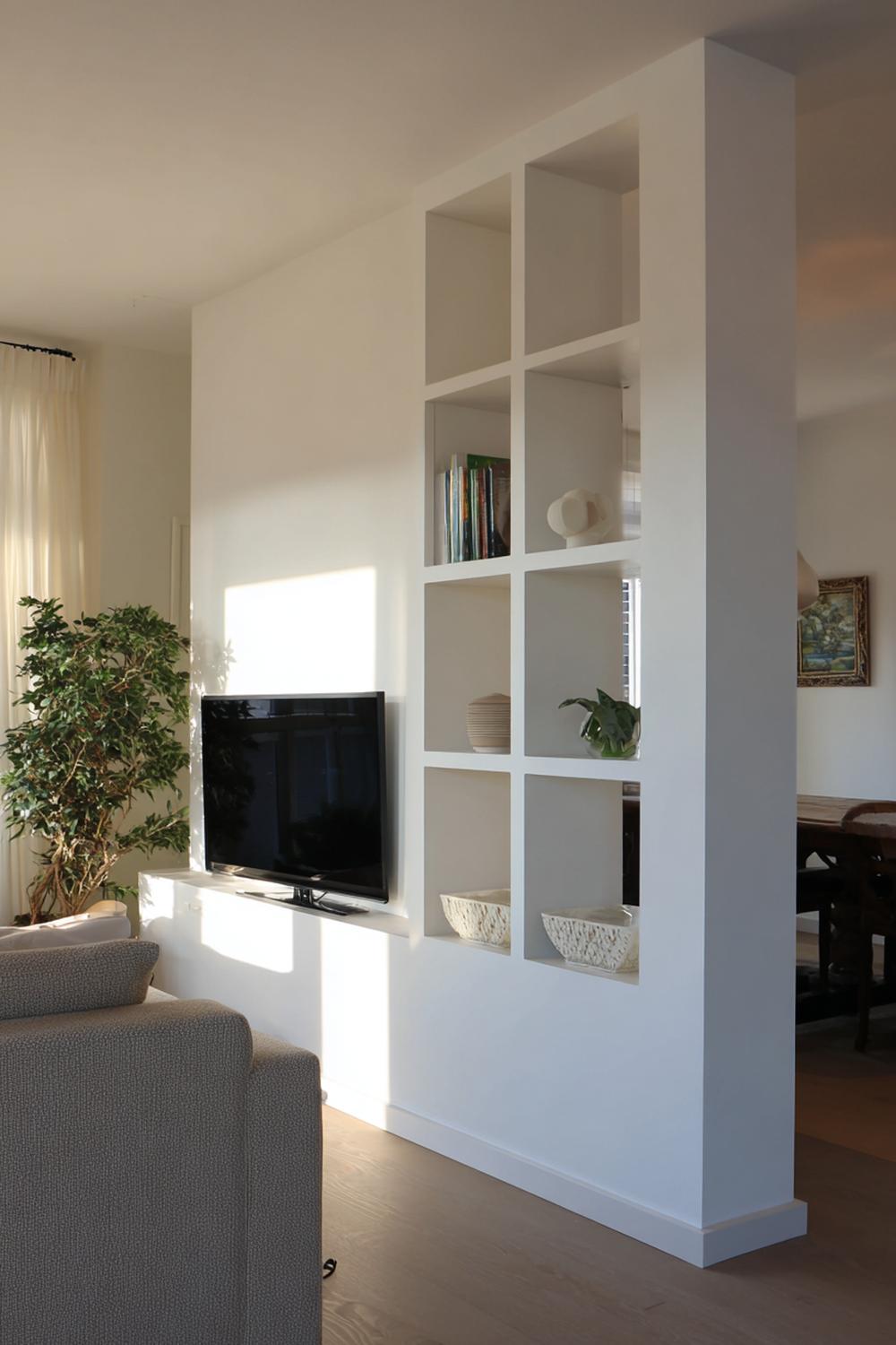 19. Tv wand ontwerp met roomdivider lamellen en doorkijk effect