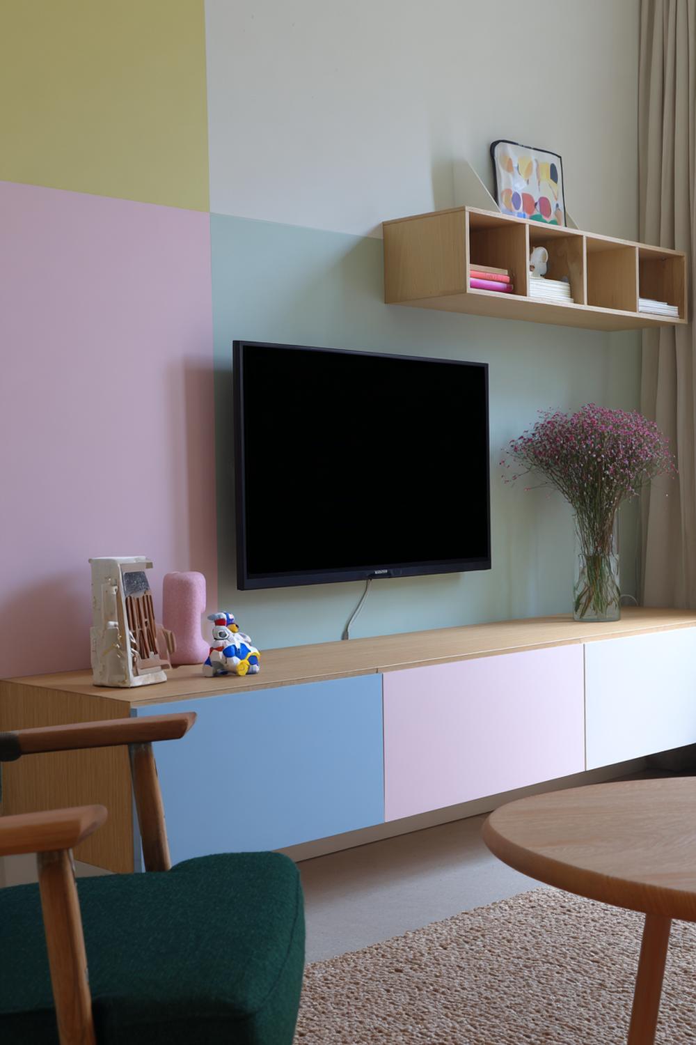 20. Tv wand ontwerp met pastel accentpaneel en Scandinavische styling