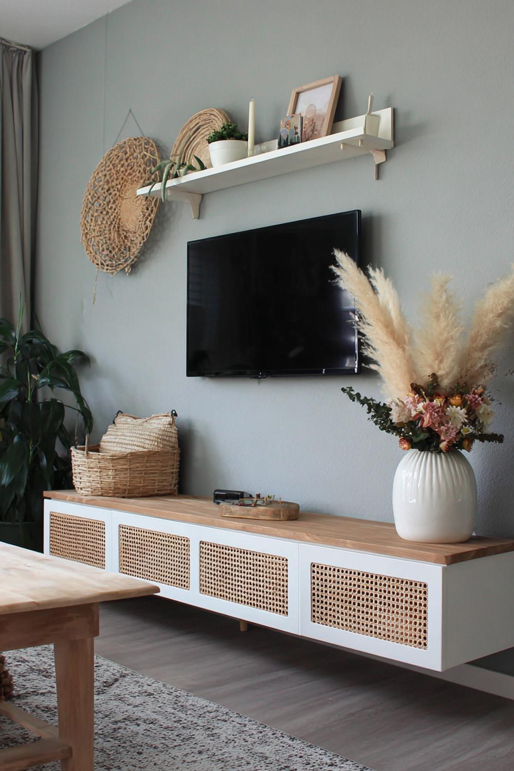 22. Tv wand ontwerp met rotan fronten en boho accessoires