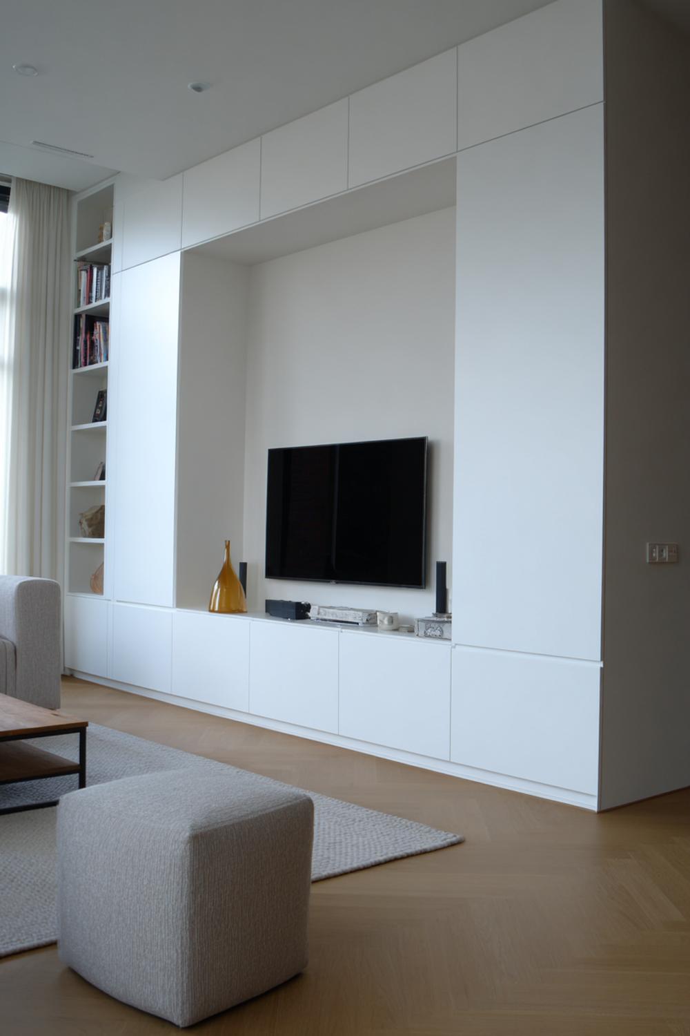 24. Tv wand ontwerp met verborgen deurpaneel en strak totaalbeeld