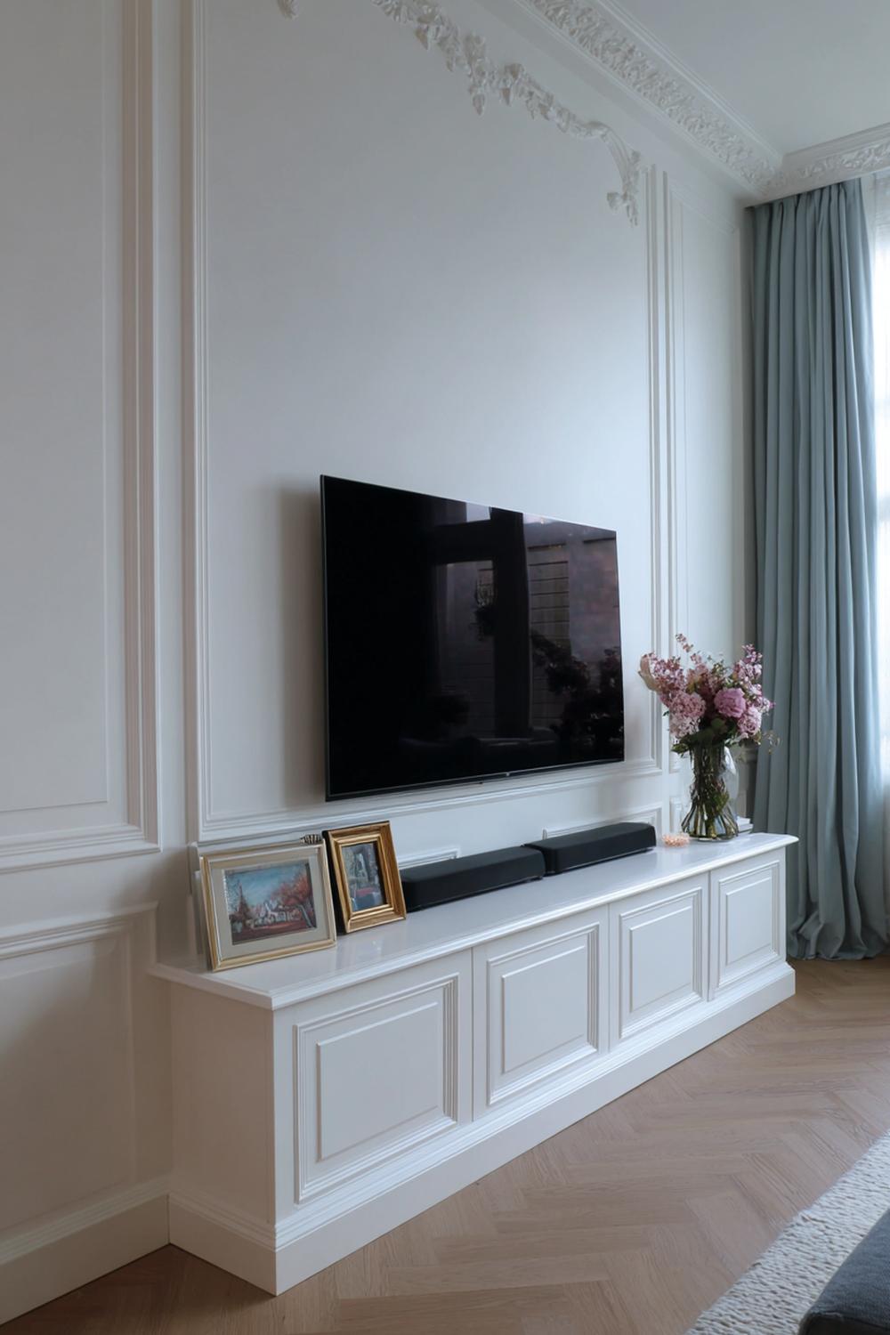 26. Tv wand ontwerp met klassiek sierlijstwerk en moderne tv
