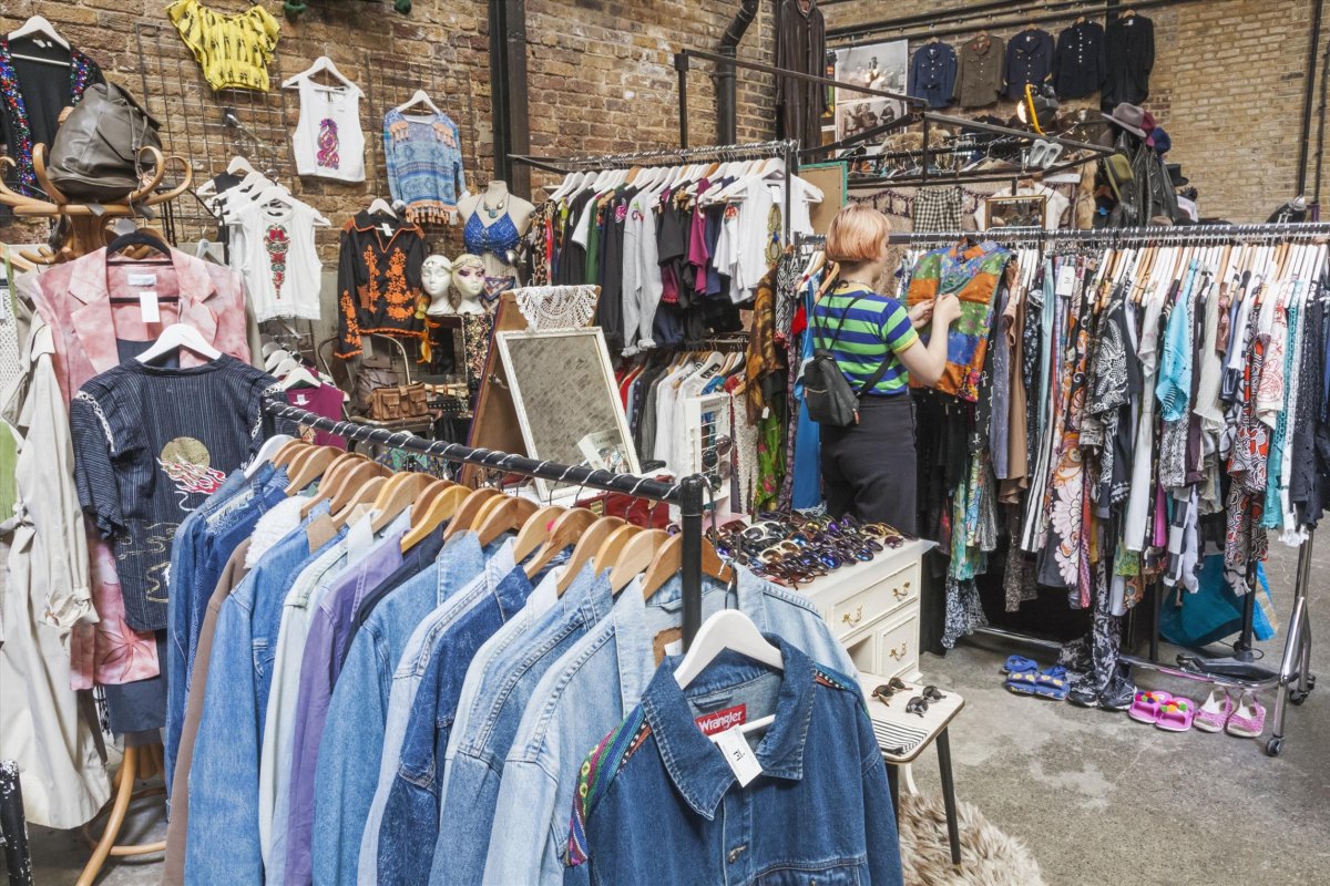 Tweedehands kleding zoeken in winkel