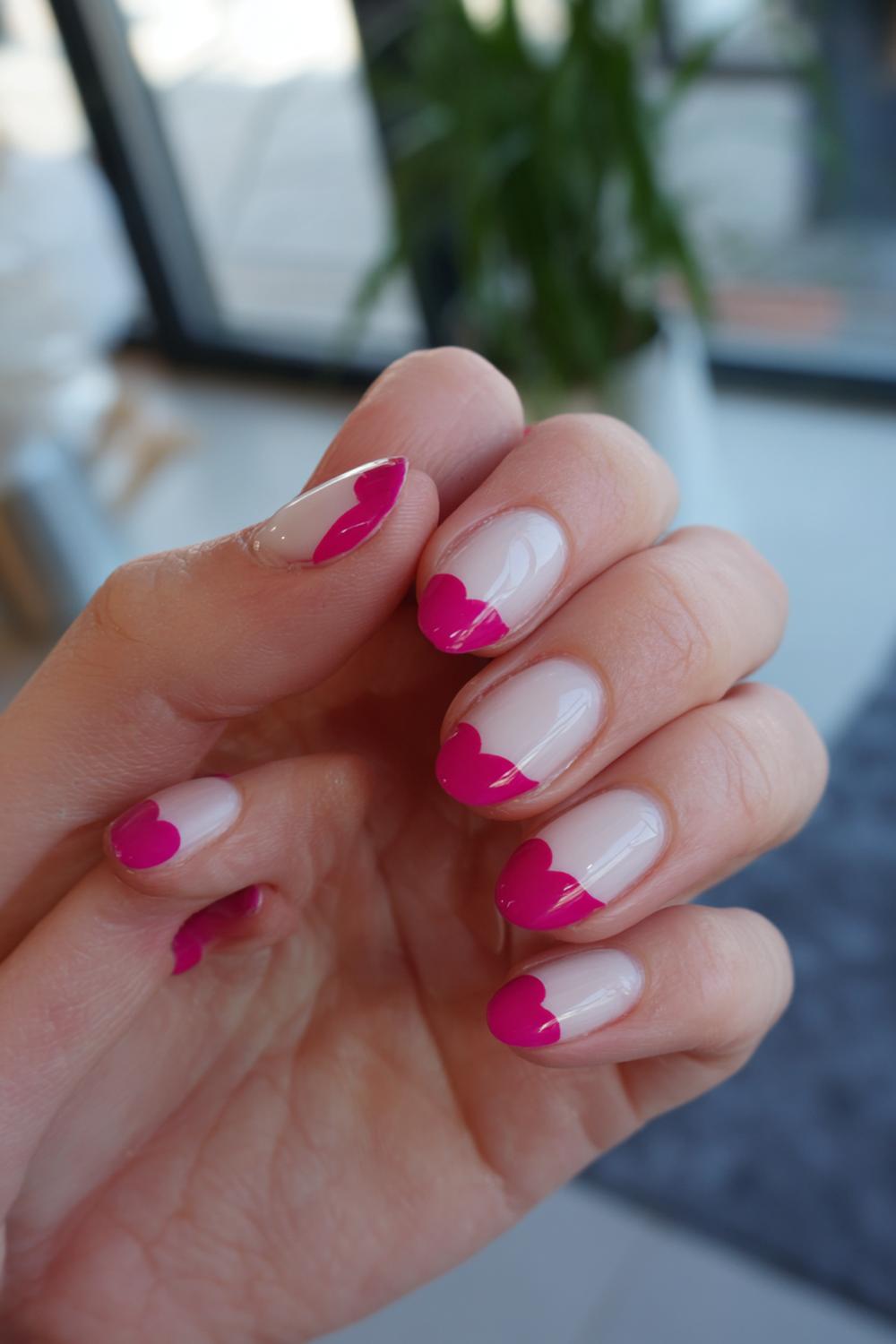 14. Valentines nails met fuchsia accentnagel en negatieve ruimte