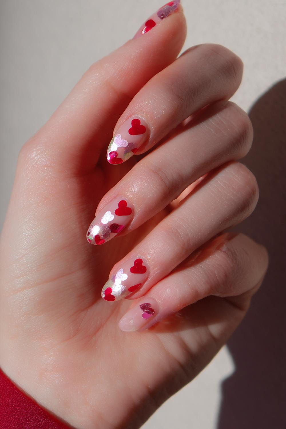 21. Valentines nails met transparante tips en hart-confetti