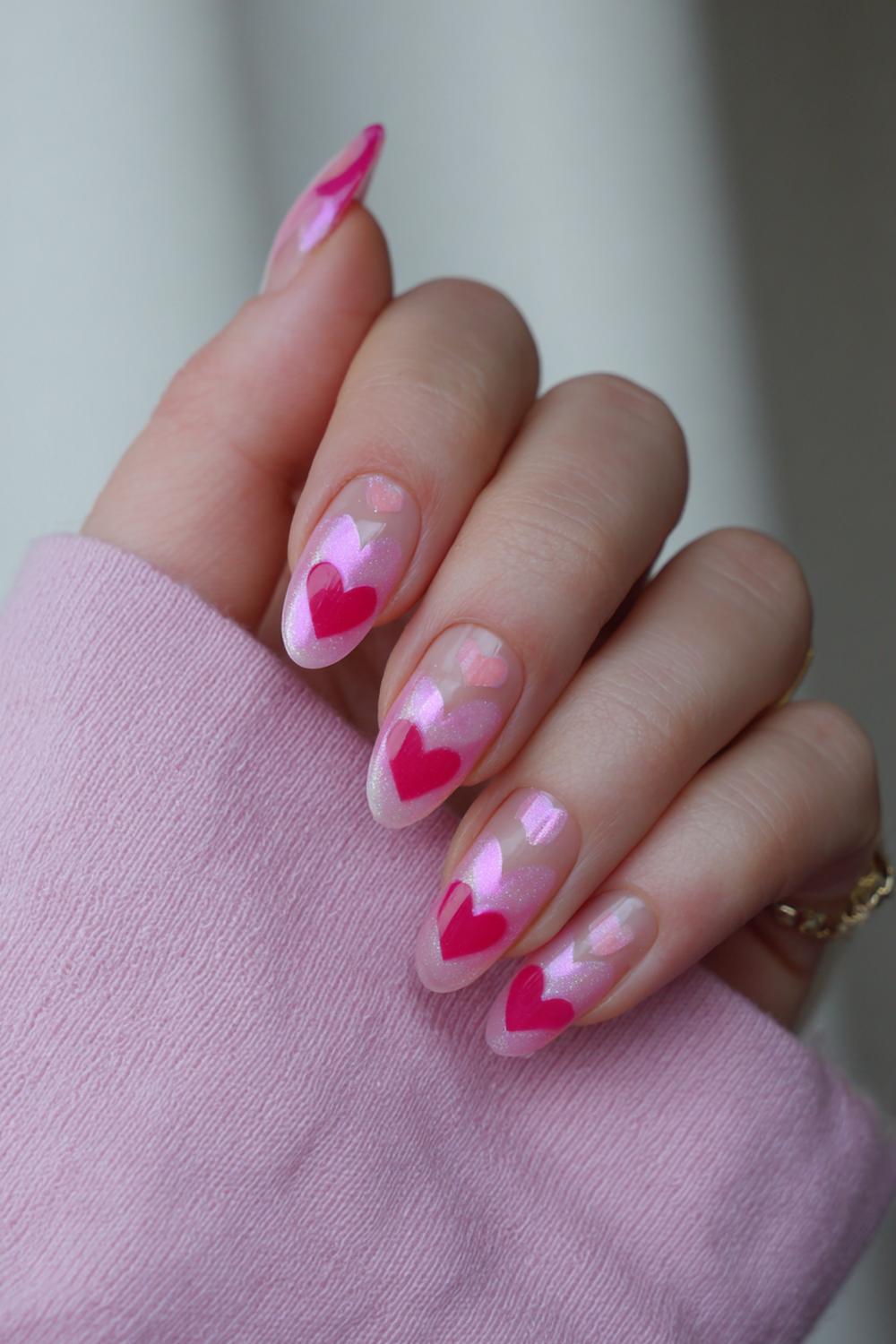 23. Valentines nails met roze aura effect en centraal hart