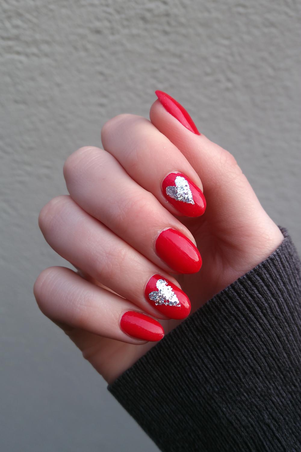 24. Valentines nails met kersrood en zilveren sterrenstof