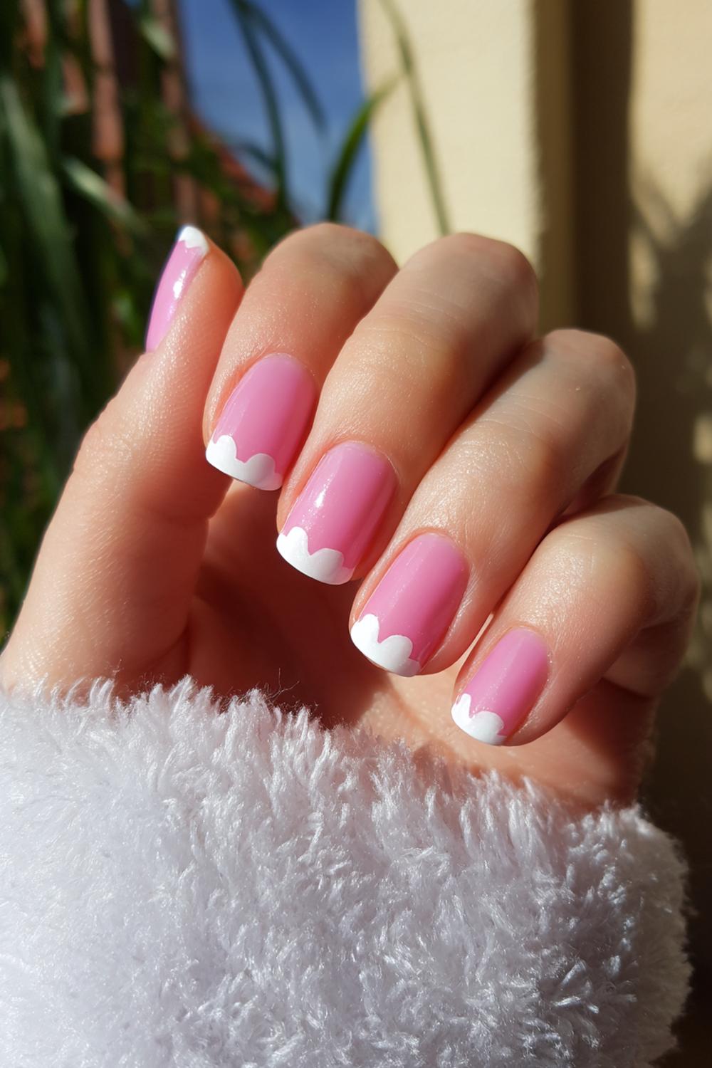 26. Valentines nails met roze French en witte wolk-rand