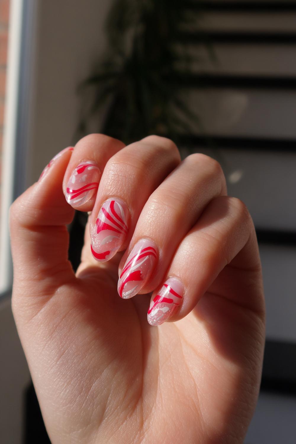 27. Valentines nails met rood abstracte swirls op transparant