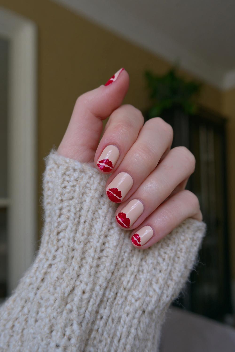 31. Valentines nails met crème en rood ‘kiss print’ accent