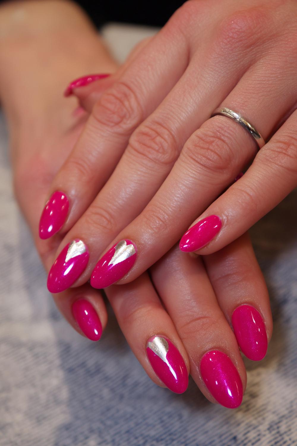 37. Valentines nails met roze cat-eye en zilveren lijn