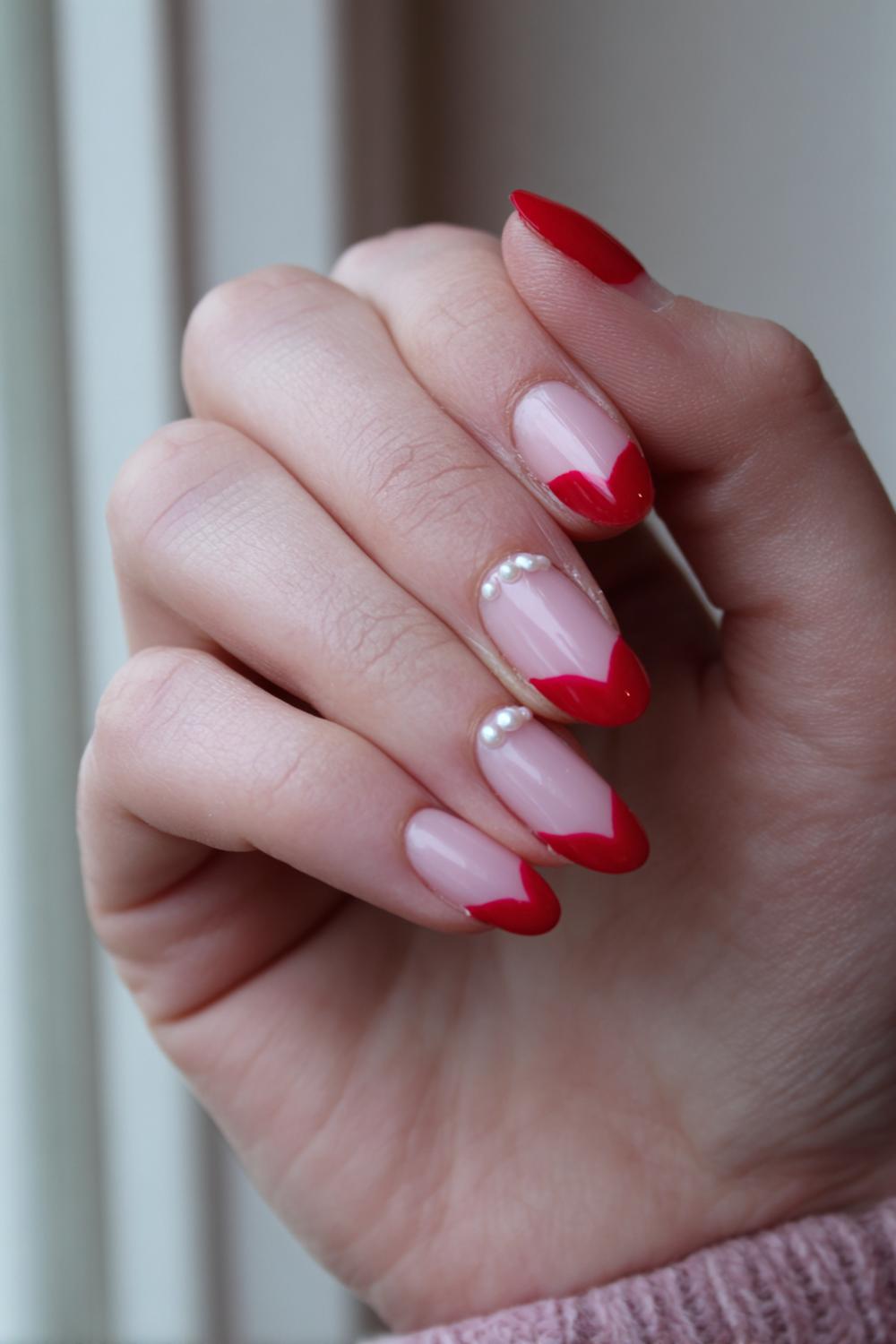 38. Valentines nails met rode French en kleine parelaccenten