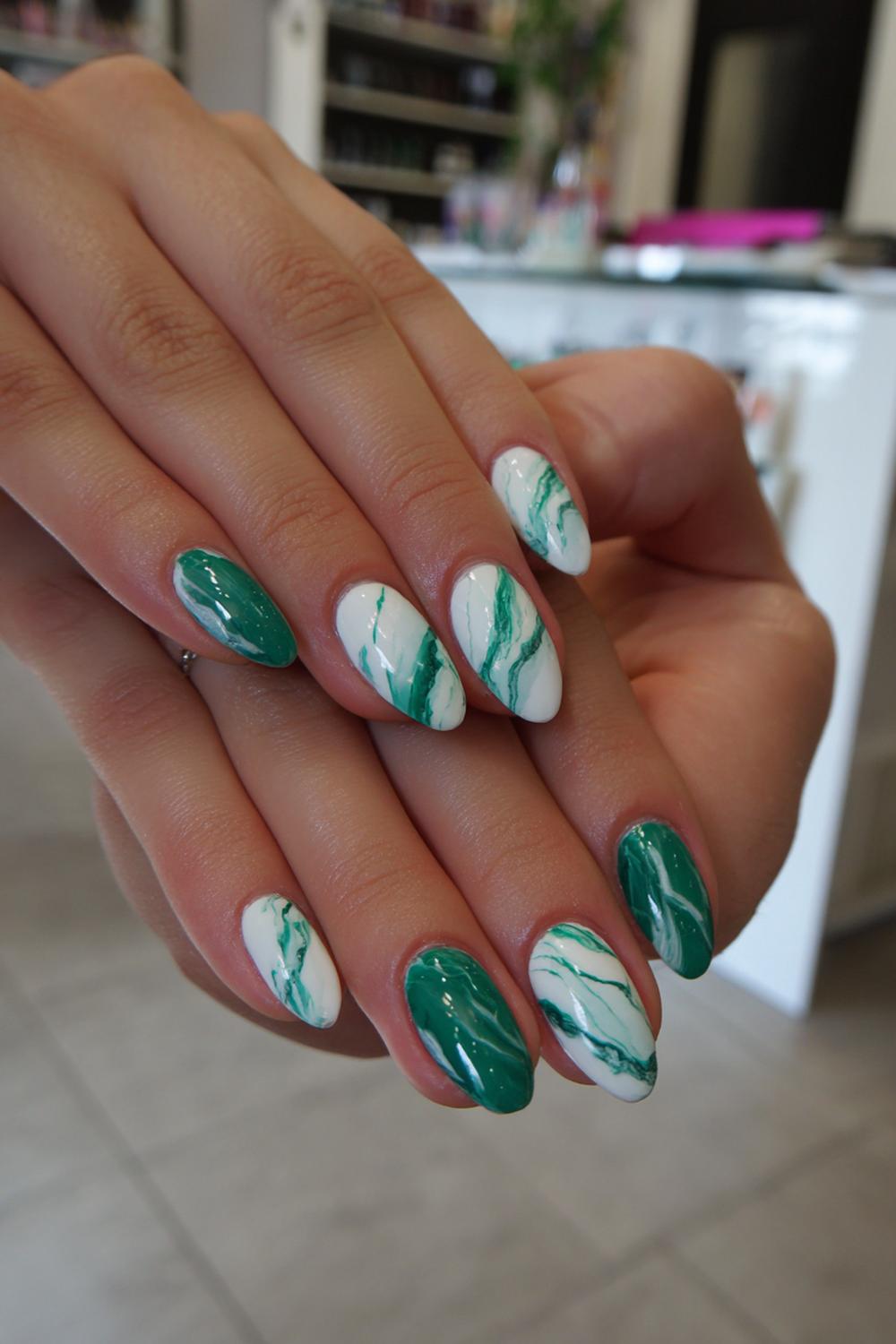 12. Wiosenne paznokcie met groene marmering en witte aders