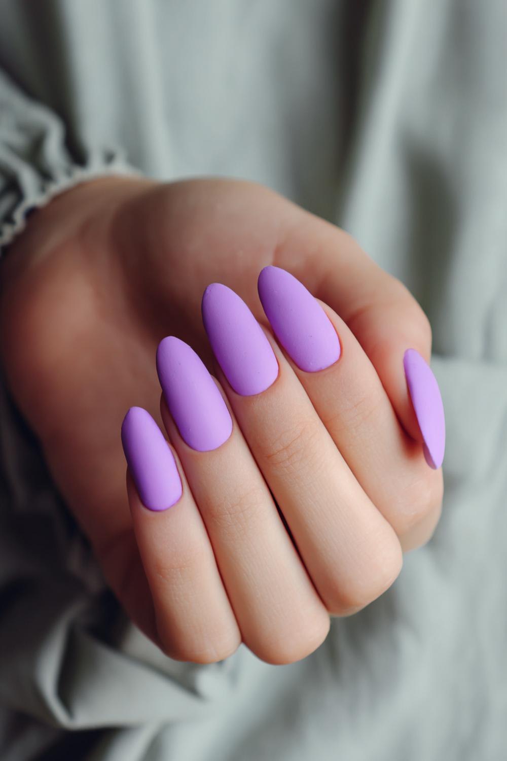 16. Wiosenne paznokcie met viooltjesdetail en matte achtergrond