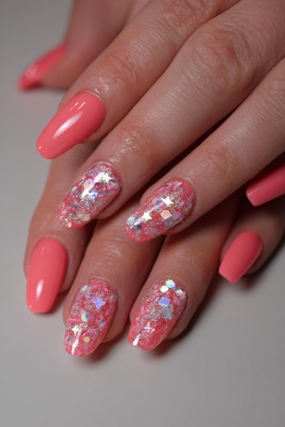 17. Wiosenne paznokcie met transparante jelly coral en glitters