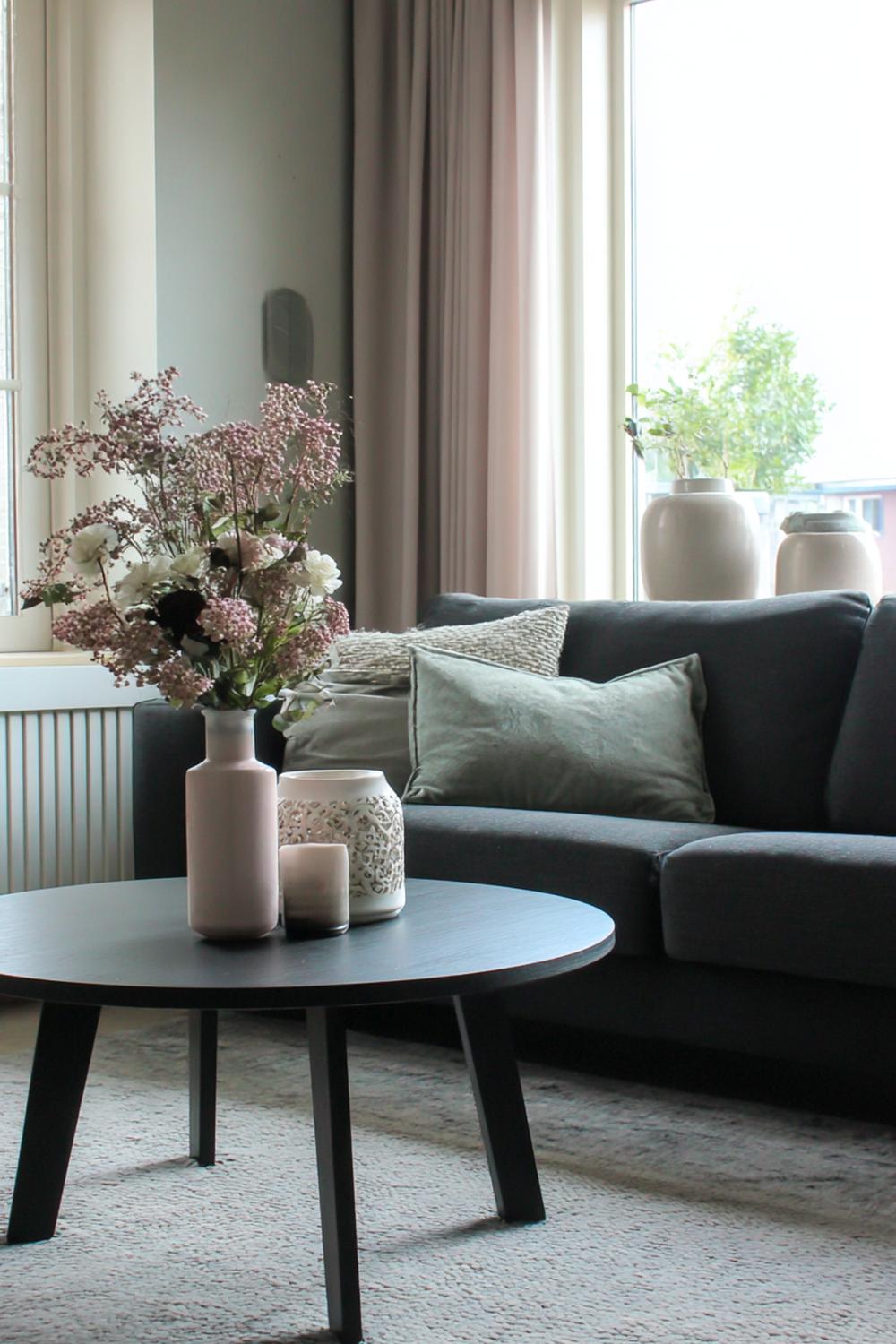 13. Woonkamer inspiratie met ronde salontafel en organische vormen