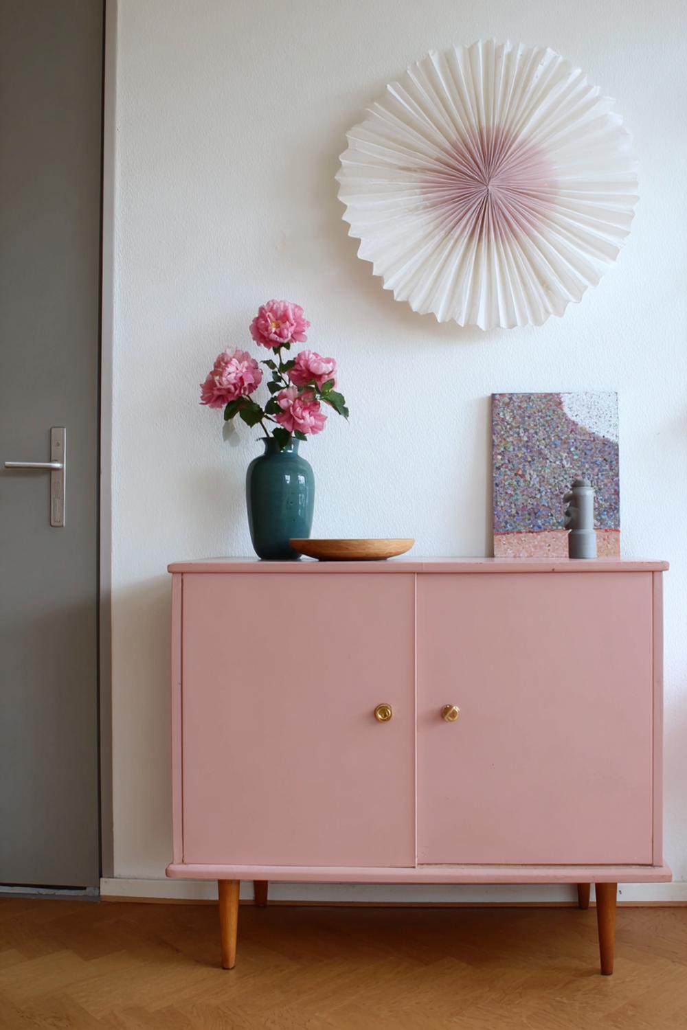 18. Woonkamer inspiratie met vintage dressoir en modern kunstwerk