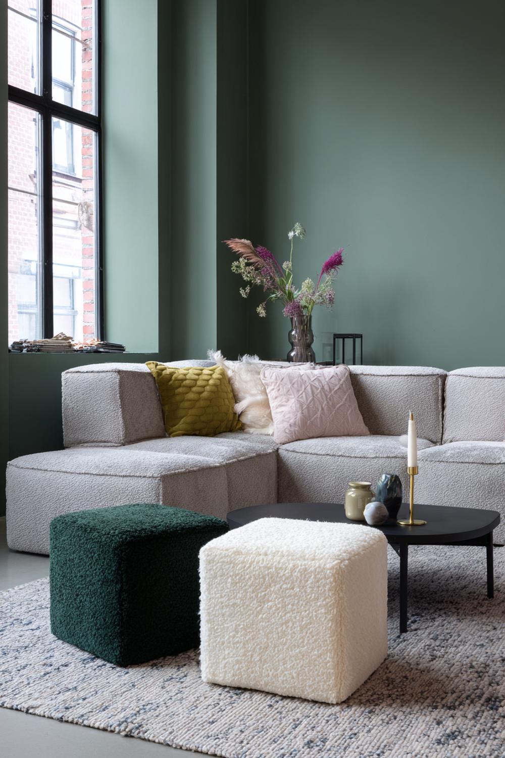 19. Woonkamer inspiratie met multifunctionele poef en modulaire bank