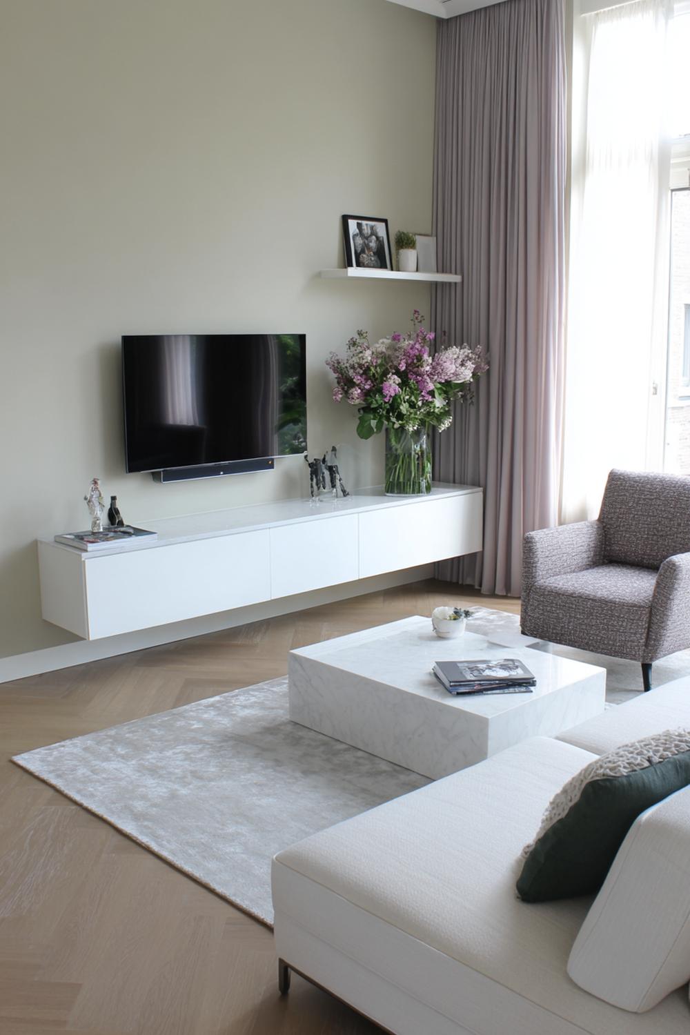 20. Woonkamer inspiratie met smalle woonkamer indeling en zwevend tv-meubel