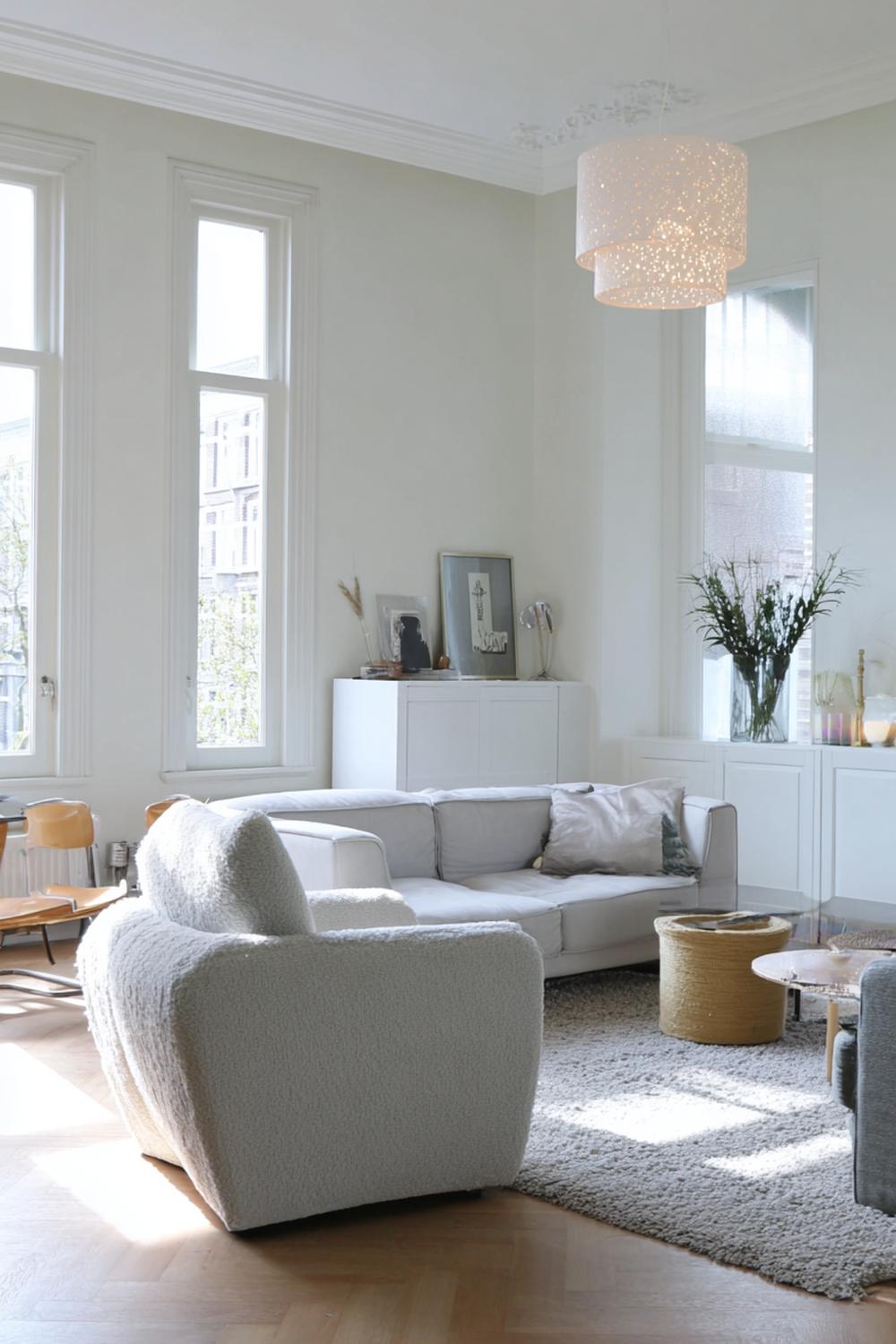 22. Woonkamer inspiratie met spiegels voor extra licht en diepte