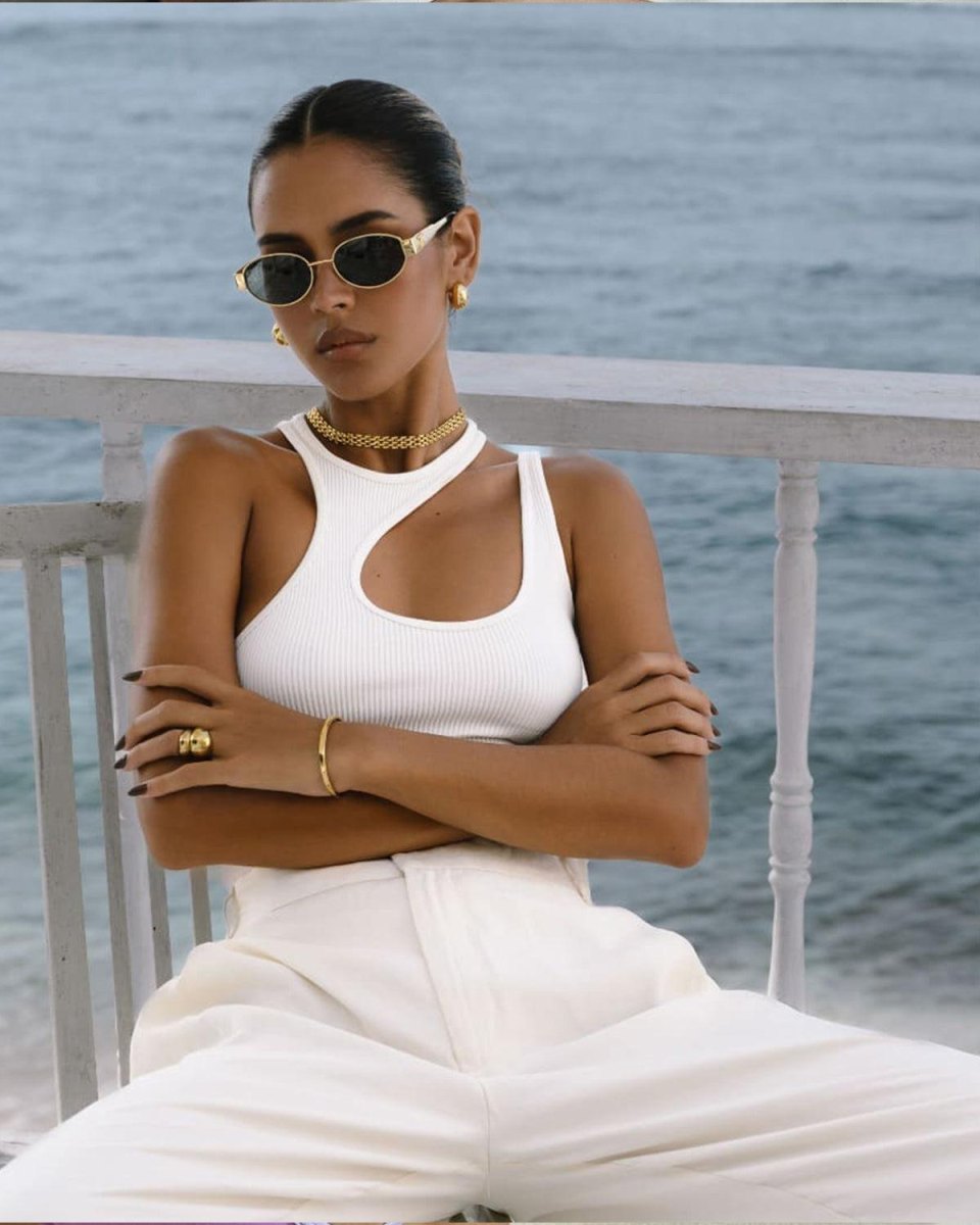 Gouden accessoires bij zomeroutfit