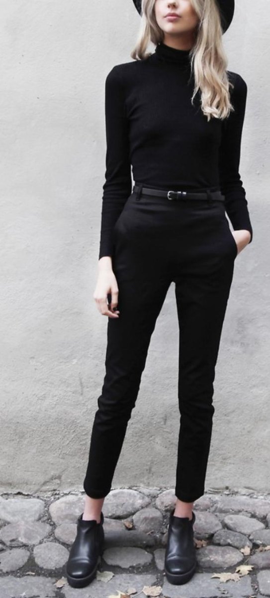 Zwarte basisstukken in minimalistische outfit